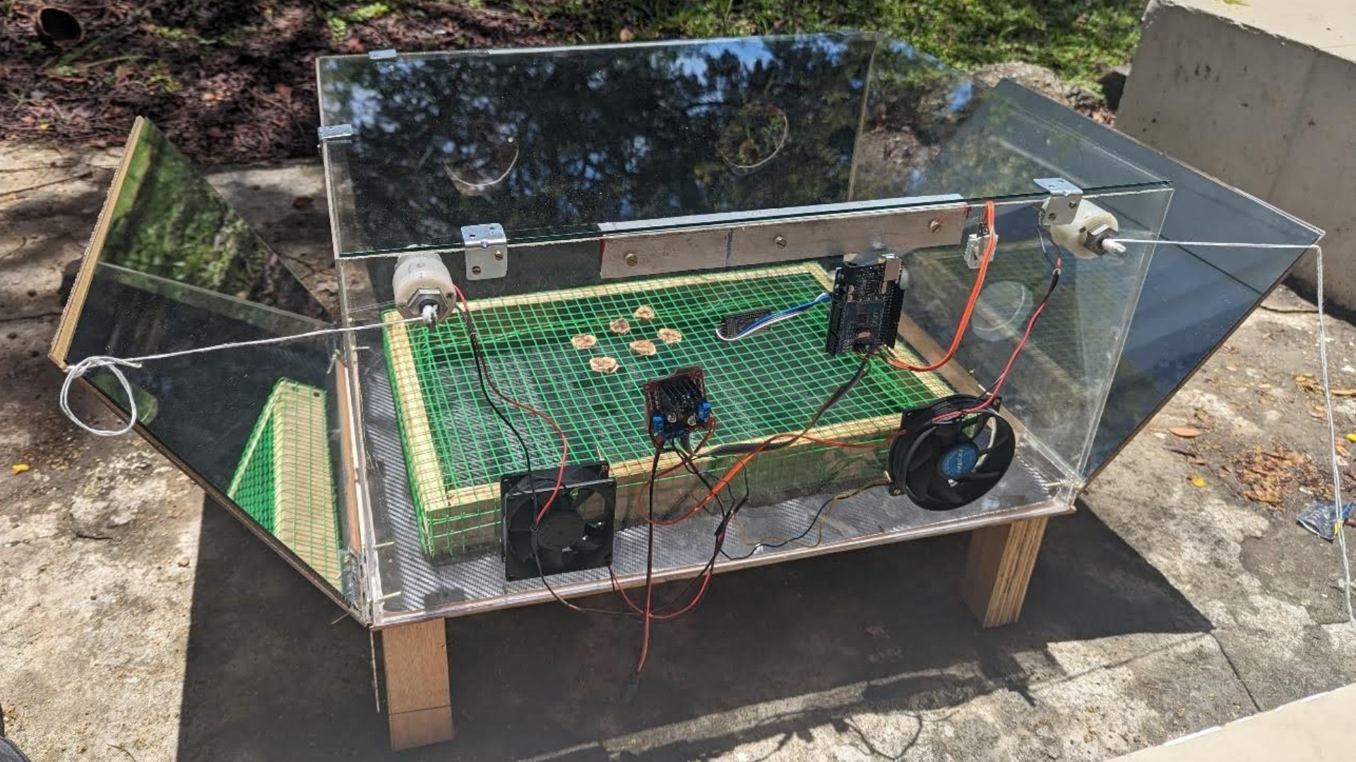 Solar dryer with controllable mirrors